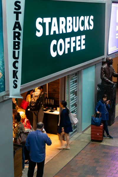 Νέα Υόρκη Ηπα Μαΐου 2018 Άνθρωποι Στο Καφέ Starbucks Στη — Φωτογραφία Αρχείου