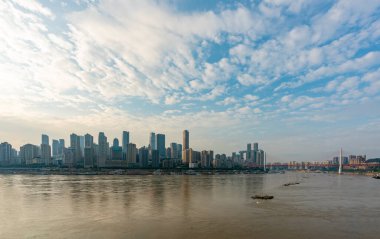 Chongqing şehrinin gün batımında şehir merkezi manzarası