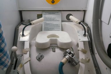 Washington DC, ABD - 18 Mayıs 2018: Uzay mekiği atık toplama sistemi Ulusal Hava ve Uzay Müzesi 'nde sergileniyor