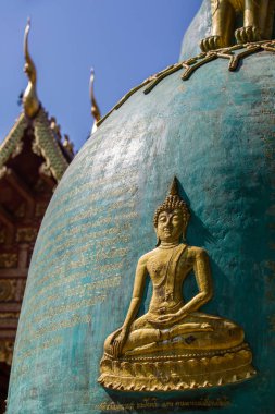 Wat Phra büyük bir tapınak Bell üzerinde altın Buda şarkı - Chiang Rai, Tayland