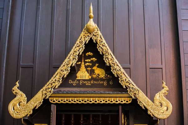 Auvent de fenêtre du temple bouddhiste thaïlandais à Wat Phra Kaeo - Chiang — Photo