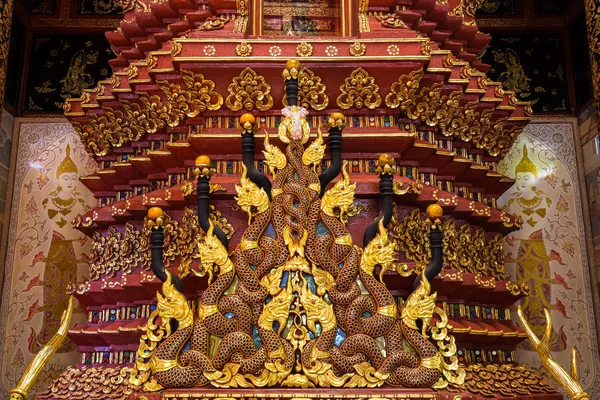 Naga, le grand serpent devant l'autel de Bouddha à Wat Phra Sin — Photo