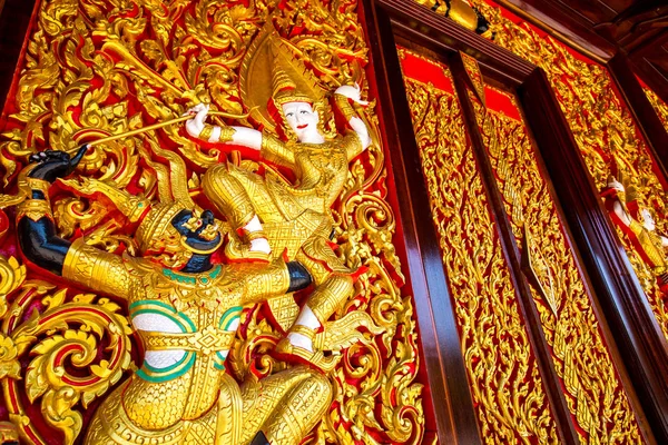 Sculpture en bois de l'épopée du Ramayana sur le mur du temple - Samut Songk — Photo