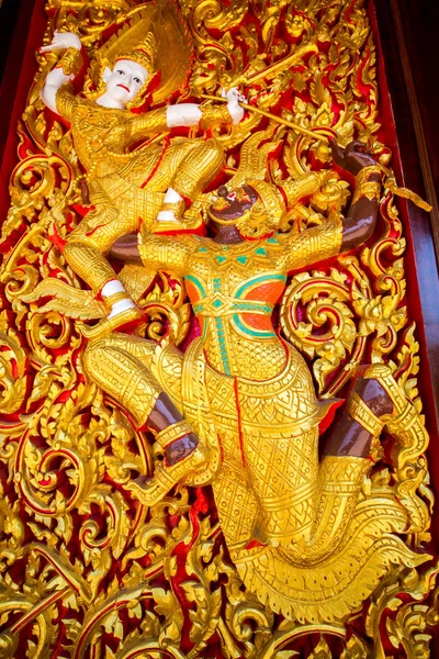 Dřevořezba Ramayana EPOS na zdi chrámu - Samut Songk — Stock fotografie