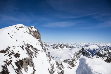 Titlis ve mavi gökyüzü ile dağ massifs-Gadmen, Switzerl