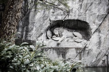 Lion Monument, bir kaya oyulmuş bitkin bir aslan-Luzern, Isviçre