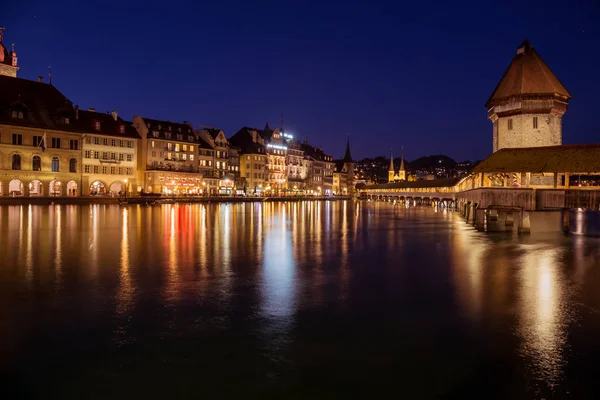 Ponte della Cappella di notte, ponte in legno con grande rimorchio d'acqua di pietra — Foto Stock