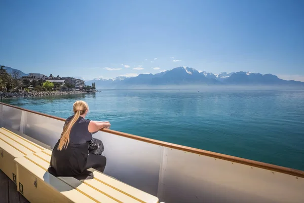 Donna assente sul lungolago - Veytaux, Svizzera — Foto Stock