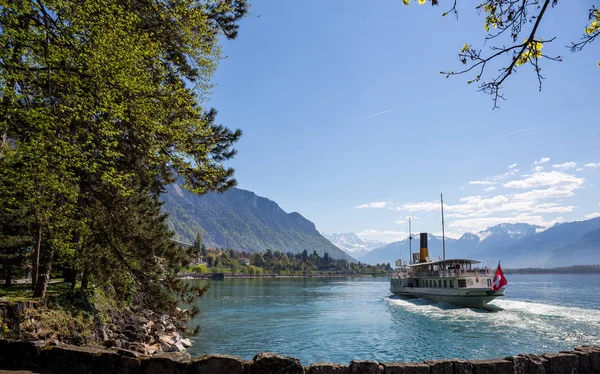 Passager schip zeilen op het meer van Genève-Veytaux, Zwitserland — Stockfoto