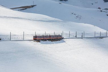 Jungfraujoch tren Kleine Scheidegg Statio de kar izi geçen