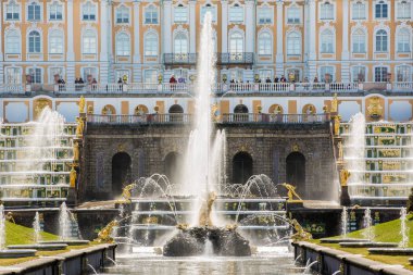 Peterhof Kraliyet Sarayı'nda Büyük Çağlayan ve Samson Çeşmesi -