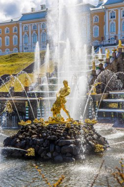 Peterhof Kraliyet Sarayı'nda Büyük Çağlayan ve Samson Çeşmesi -