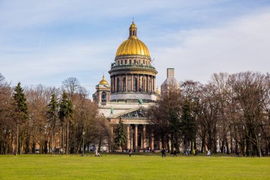 Aziz İshak Katedrali, altın kubbeli süslü dini yapı