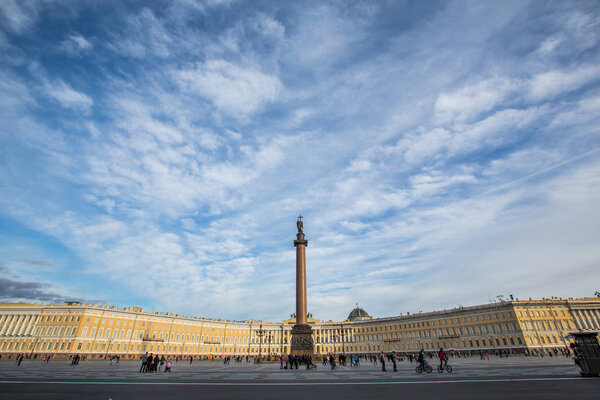 Дворцовая площадь, центральная площадь содержит маркировку Александровской колонны
 