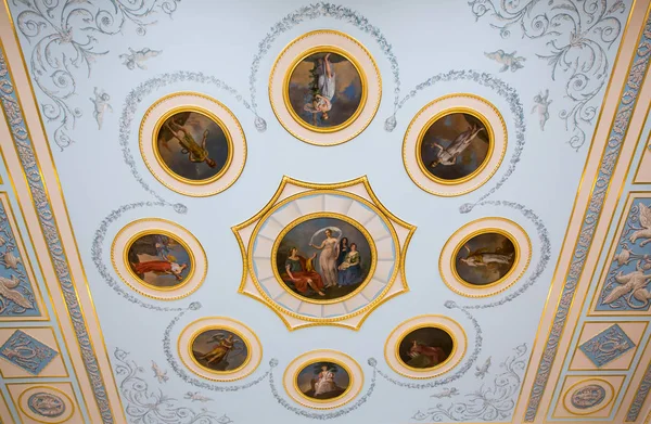 Fresco en el Palacio de Catalina, casa barroca de verano de los Russi — Foto de Stock
