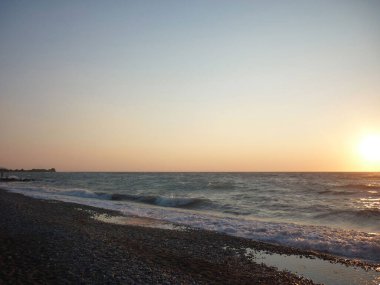 Güzel gün batımı manzarası ve akşam okyanus manzarası
