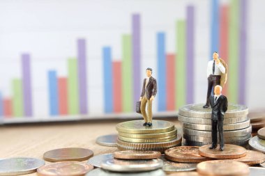 Minyatür resim işadamları sikke üzerinde duran: başarı ve ekip çalışması kavramı