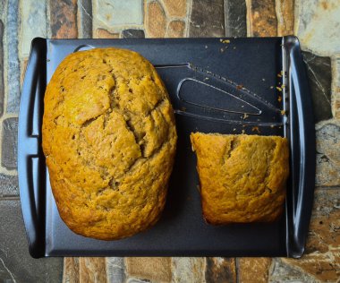 Kahvaltıya hazır muzlu ekmek.