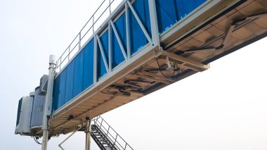 Uçak için terminal köprüsü