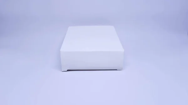 Her yıl kutlama amaçlı küçük beyaz kutu