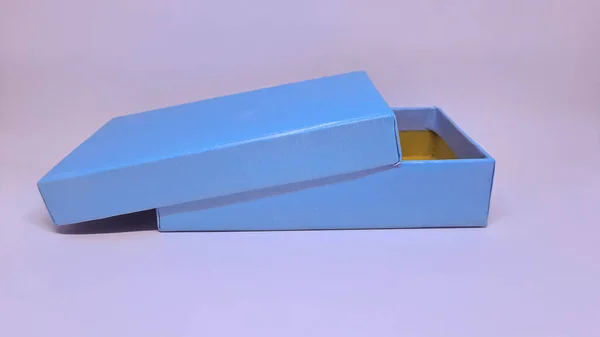 Açık arkaplanı beyaz olan kare Mavi kutu paketlenmeye hazır