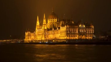 Budapeşte. Macaristan Parlamentosu'nun geceleri. Macaristan. Kayan gemiden görüntülemek