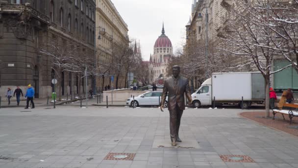 Βουδαπέστη Ουγγαρία Μαρτίου 2018 Μνημείο Reagan Κοντά Στο Ουγγρικό Κοινοβούλιο — Αρχείο Βίντεο
