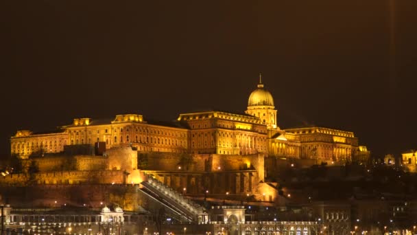 夜の時間 ブダ城は歴史的な城 ブダペストでハンガリー王の宮殿の複雑なです — ストック動画