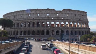 Rome, İtalya - 21 Mart 2018: Görkemli antik Kolezyum Roma mavi gökyüzü karşı