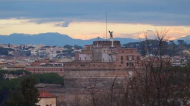 Roma'da Sant'Angelo Kalesi üstünde belgili tanımlık tepe üzerinden görüntüleyin. Akşam saat. Bulutlar dağ ufukta