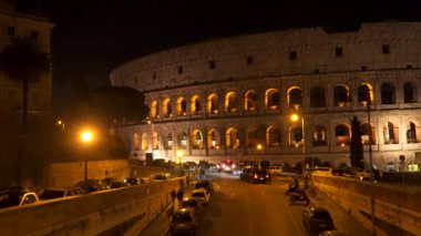 Rome, İtalya - 21 Mart 2018: Parlak aydınlatma Colliseum gece resmime