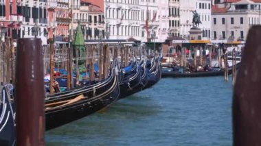 Venedik, İtalya - 23 Mart 2018: Venedik'te San Marco Meydanı yakınındaki iskelede Gondol