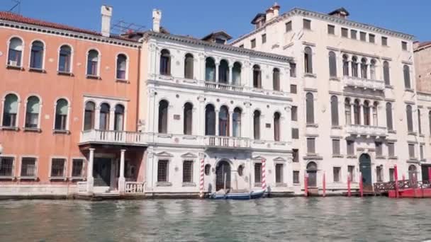 Гранд Канал Венеции Выложенный Старинными Зданиями — стоковое видео