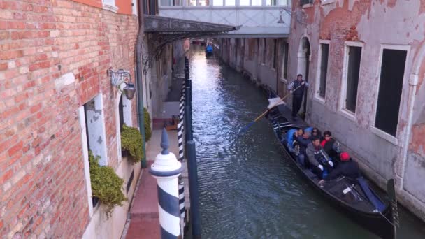 Venedig Italien Mars 2018 Turister Rida Gondoler Smala Kanaler — Stockvideo