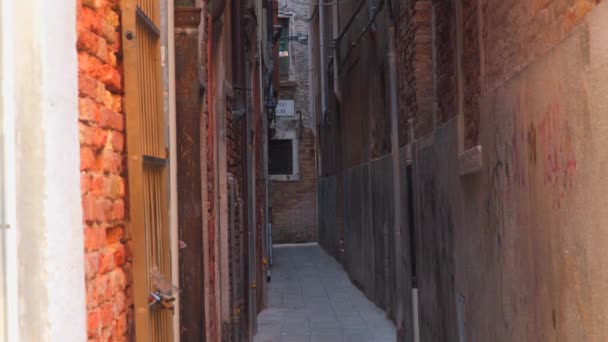 Antiguas Calles Estrechas Fachadas Antiguos Edificios Medievales Venecia Italia — Vídeos de Stock