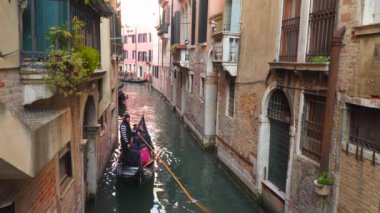 Venice, İtalya - 23 Mart 2018: Gondol yüzmek Venedik dar kanallar aracılığıyla