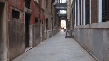 Venedik dar sokaklarında. Eski dar sokakları ve eski ortaçağ binaları cephe