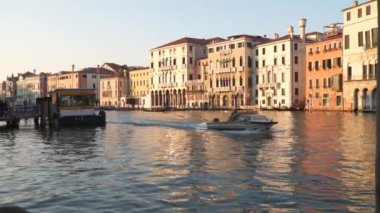 Venice, İtalya - 23 Mart 2018: Tekne yelken Rialto Bridge yakınındaki büyük kanal boyunca