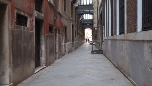 威尼斯狭窄的街道 古老的中世纪建筑的狭窄街道和门面 — 图库视频影像