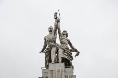 Moskova, Rusya - 15 Haziran 2017: Anıt Moskova işçi ve Kolhoz kadın. 1937 Dünya Fuarı Paris için Vera Mukhina tarafından paslanmaz çelikten yapılma