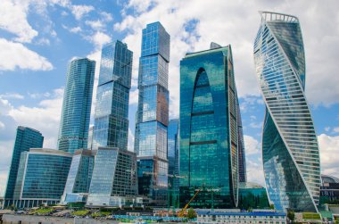 Gökdelenler gökyüzü bulutlu.