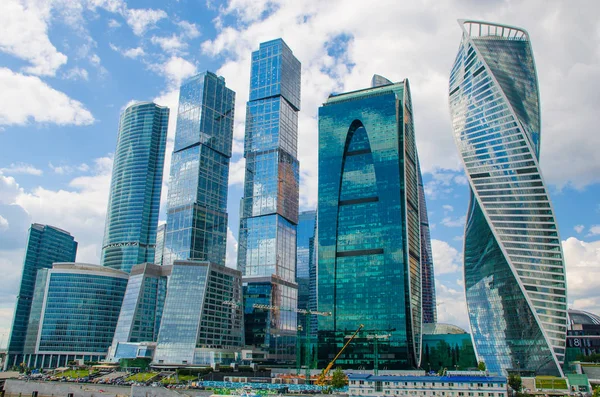 Gökdelenler gökyüzü bulutlu.