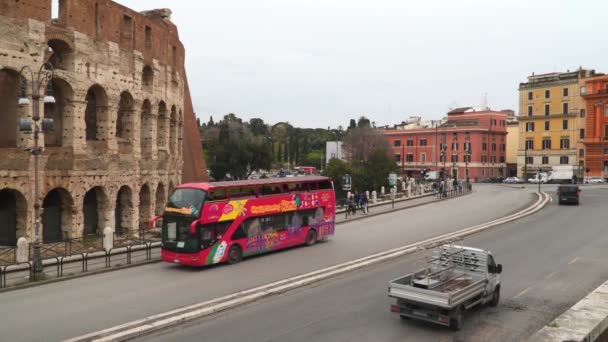 Rom Italien März 2018 Kolosseum Und Straßenverkehr — Stockvideo