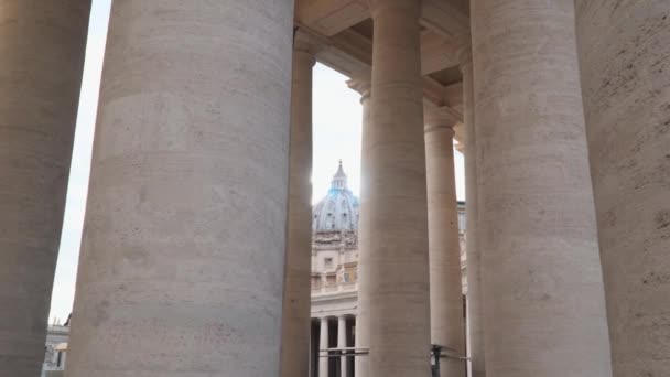 Вид Купол Через Колонны Купол Базилики Святого Петра Ватикане — стоковое видео