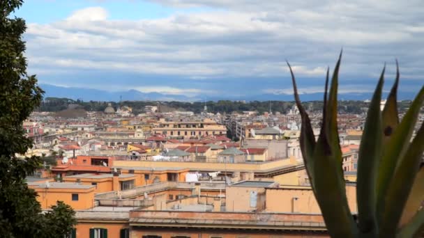 从窗口看到罗马的街道和建筑物 — 图库视频影像