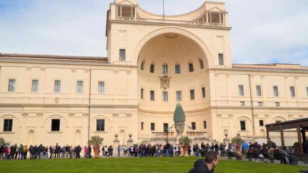 Rom Italien März 2018 Touristen Spazieren Hof Des Kiefernzapfens Vatikanischen — Stockvideo