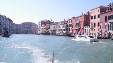 Kirliliği, önemsiz ve pislik içinde su Grand Canal Venedik İtalya.