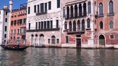 Venedik'te büyük kanal üzerinde yüzen gondol turist
