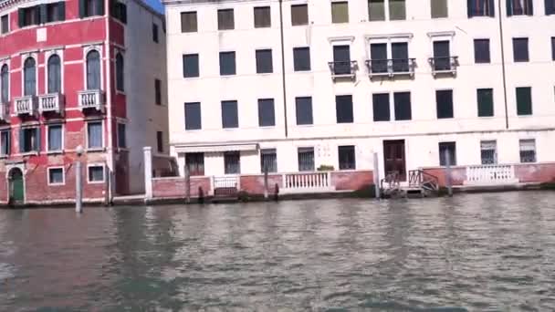 Каналы здания и мосты Венеции — стоковое видео