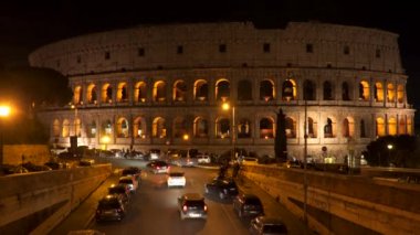 Roma, İtalya - 19 Mart 2018: Gece Roma'daki Colosseum bina